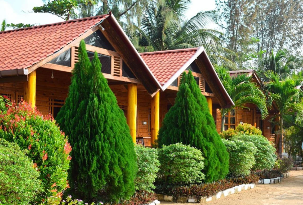 Mithra Paradise Beach Hotel Nilaveli Exterior photo