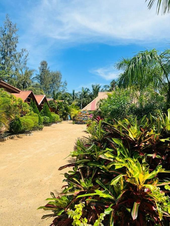 Mithra Paradise Beach Hotel Nilaveli Exterior photo
